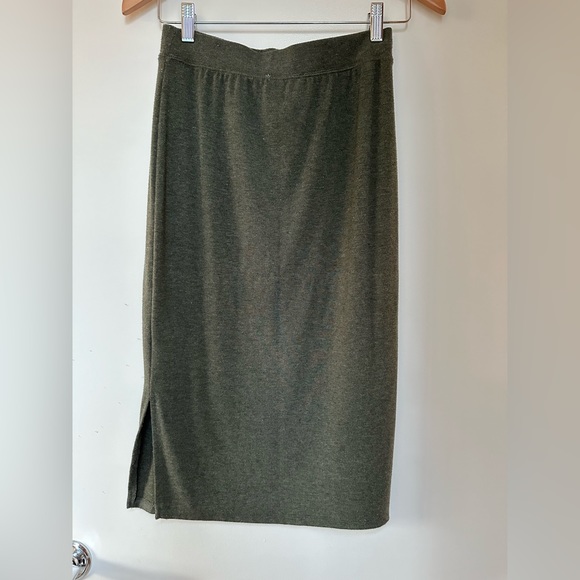 Anthropologie green stretchy midi skirt very comfy! Size XS - Picture 8 of 11